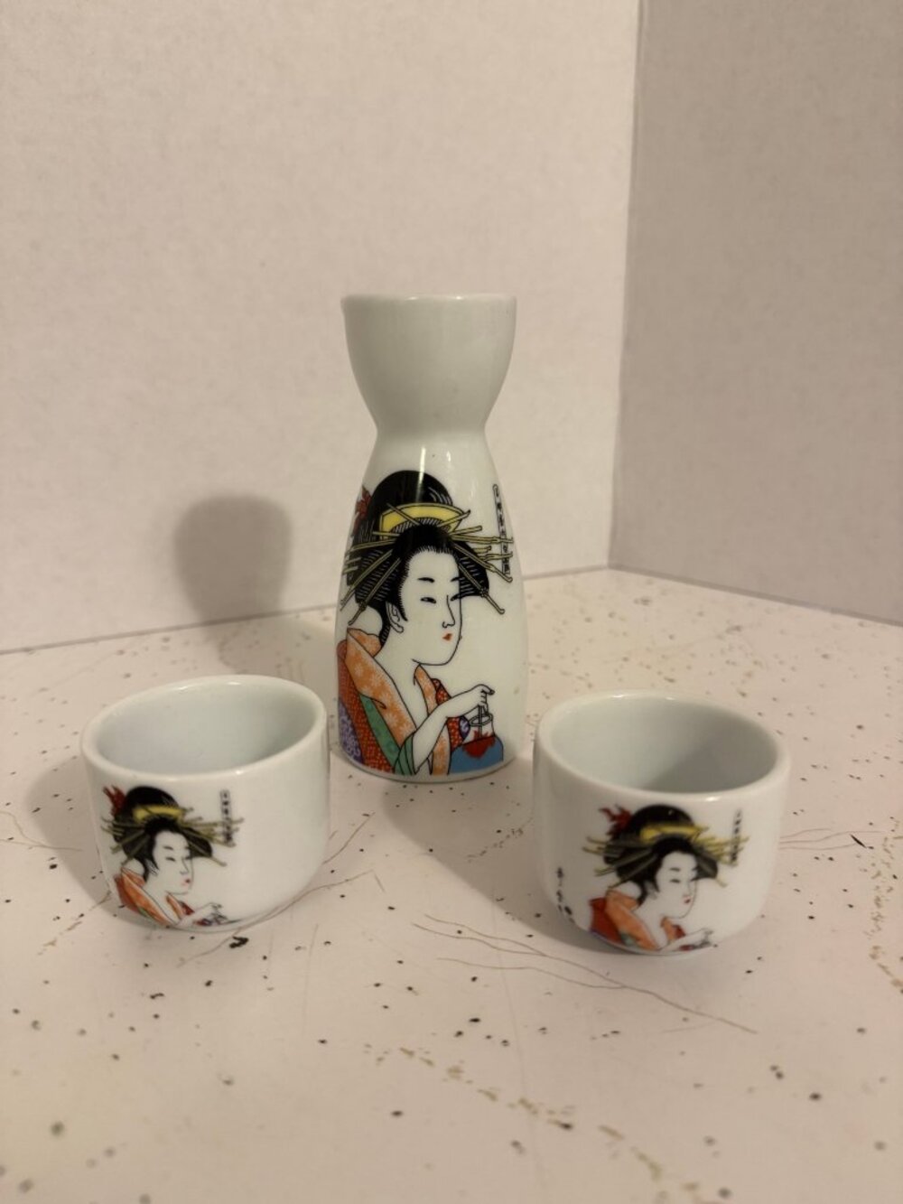 Vintage Japanese Porcelain Geisha Sake Set Tokkuri Bottle 2 Ochoko Cups Barware